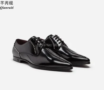 Qianruiti/Вечерни Сватбени обувки, мъжки обувки-дерби на равна подметка, Черни лоферы от лачена Кожа с Нитове и Нитове, мъжки модел обувки