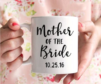 Майката на булката бяла керамична кафеена чаша, сватбена чашата за кафе, сватбен подарък за майката на булката, персонализирана чаша с Името и датата на