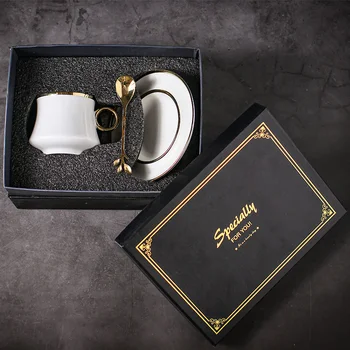 Малка луксозна кафеена чаша в европейски стил, изискана керамична чаша със златно цвете, определени чаени чаши и блюдец, проста чаша с лъжица, определени