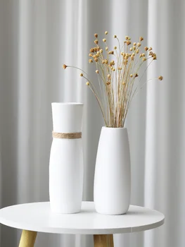 Модерна проста керамична ваза с цветя композиция, творчески хол, бели сухи цветя, декорация на дома, в европейски стил