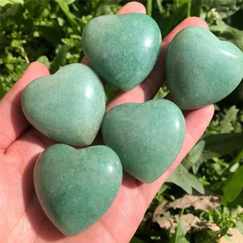 Натурален зелен авантюриновый кварц във формата на сърце на кристали и лечебни камъни за декорация на дома