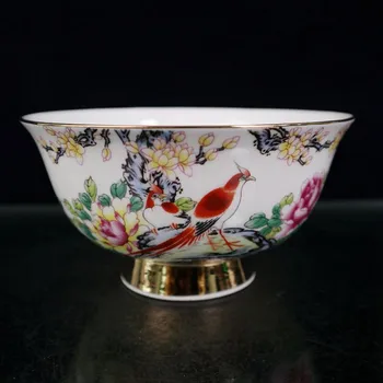 Началото на колекция от керамични чаши с мотиви от цветя и птици, расписанных злато и фамильной роза в Китай