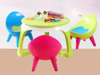 Разстроен детска маса със стол. Син откидывает маси и столове